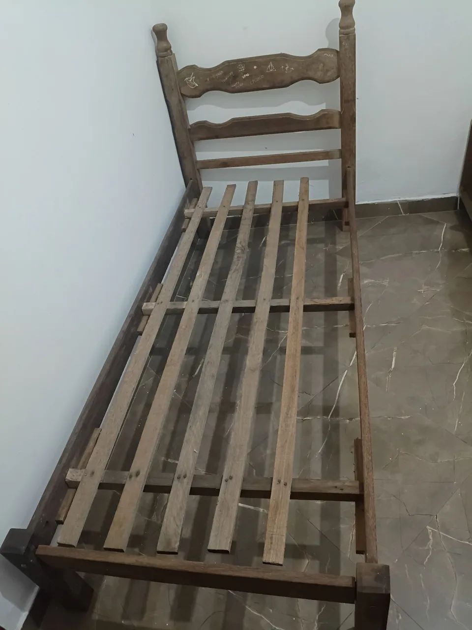 Vende-se cama de solteiro/madeira por 150 - Foto 2