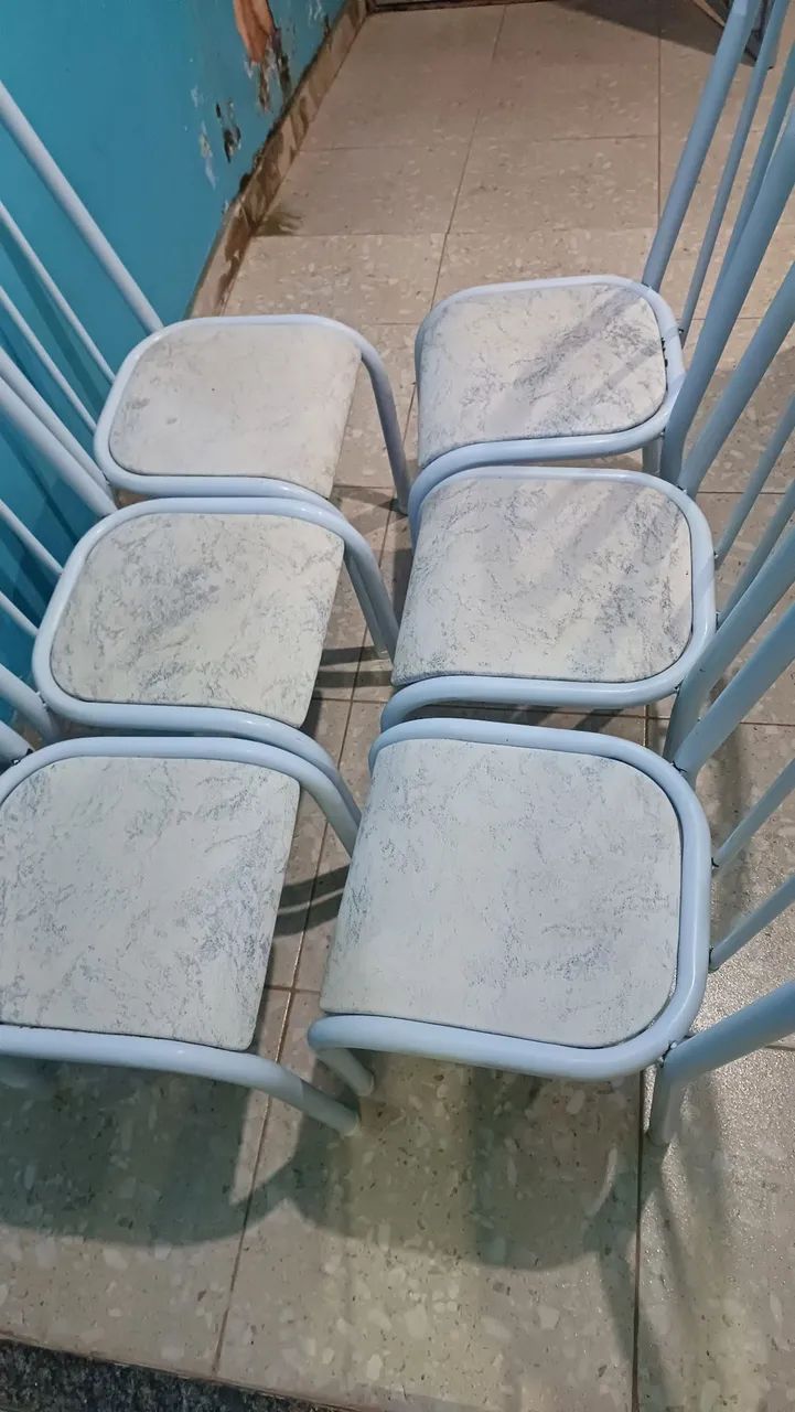 Vendo jogo de mesa com 6 cadeiras tampo em mármore  - Foto 4
