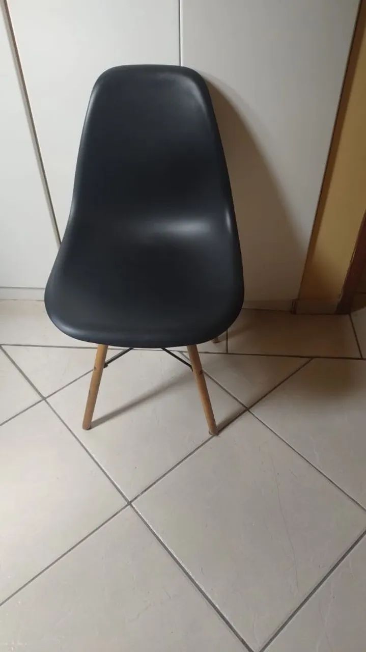 Cadeira preta pé palito
