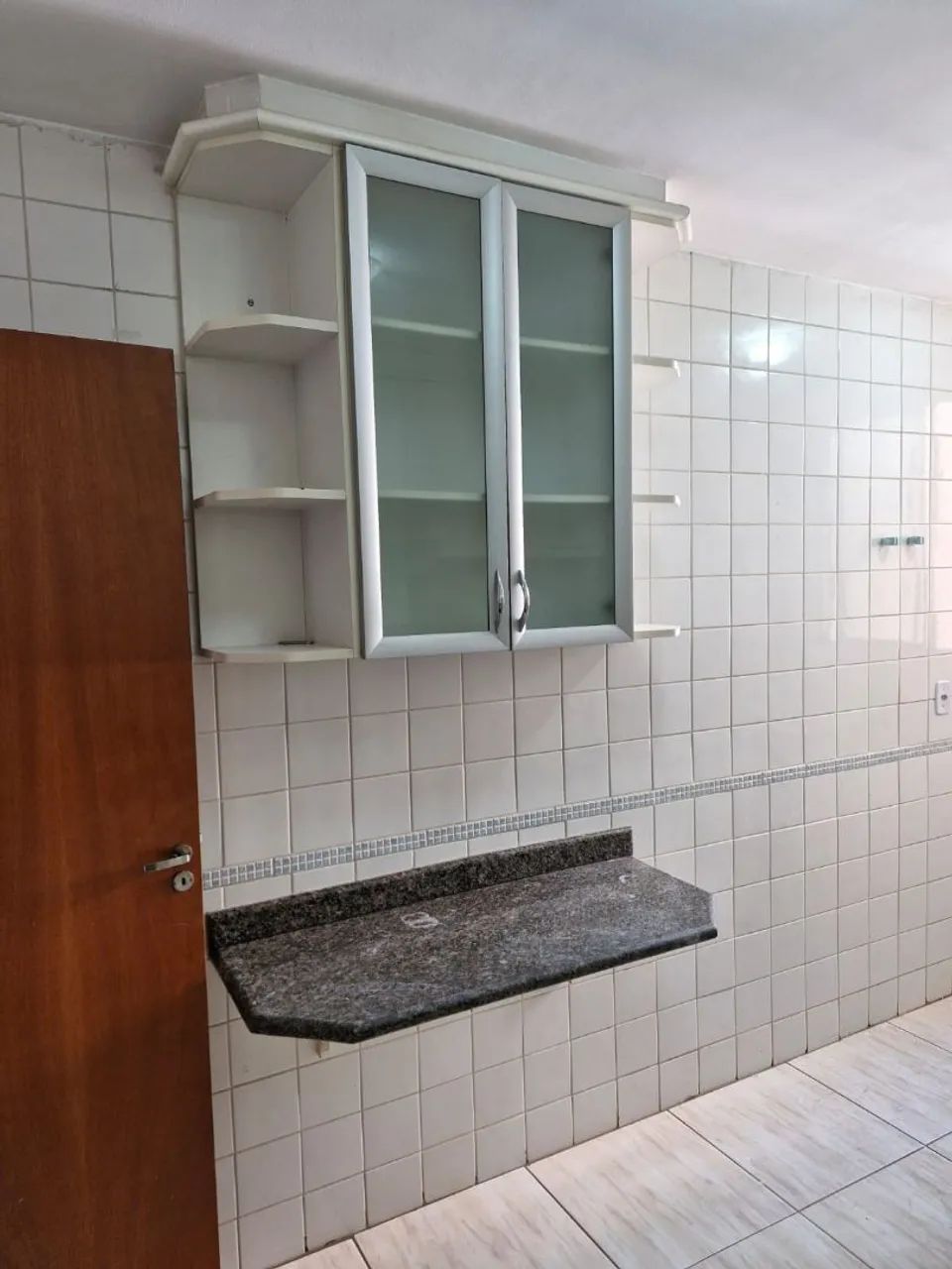 Aluga apto de 3 quartos, um suite.