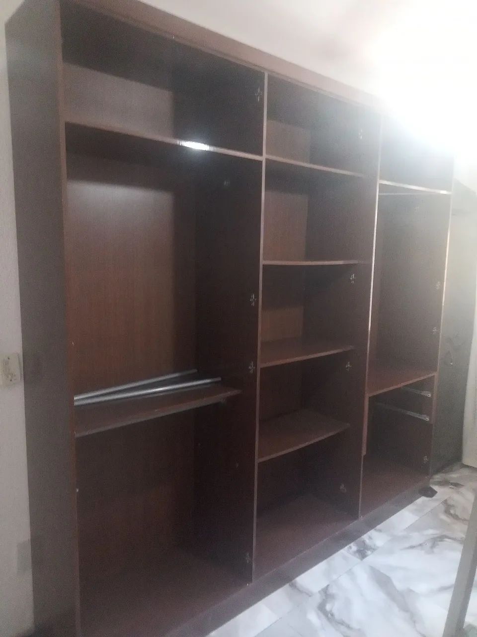 Vendo guarda-roupa de seis portas - Foto 5