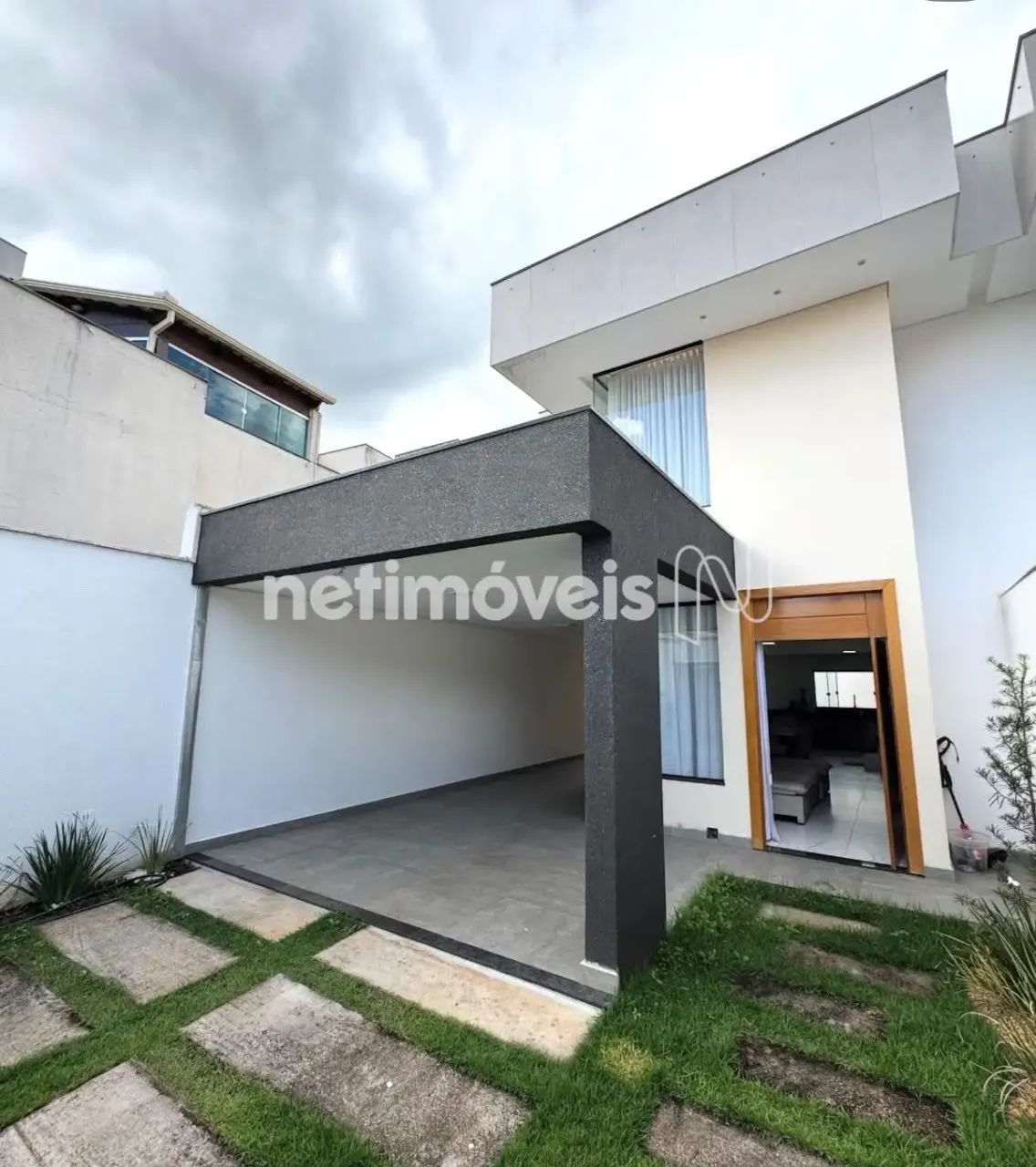 CASA DE LUXO EM SARZEDO.