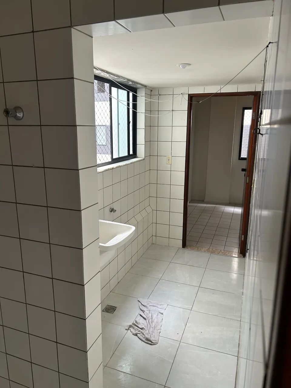 Alugo apartamento na ponta verde com 3 quartos e uma dependência, Contato: *99