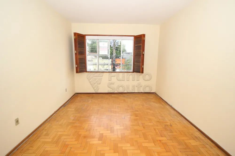 Apartamento com três dormitórios no Centro da Cidade - Apartamento no Edifício Dona Leoníd
