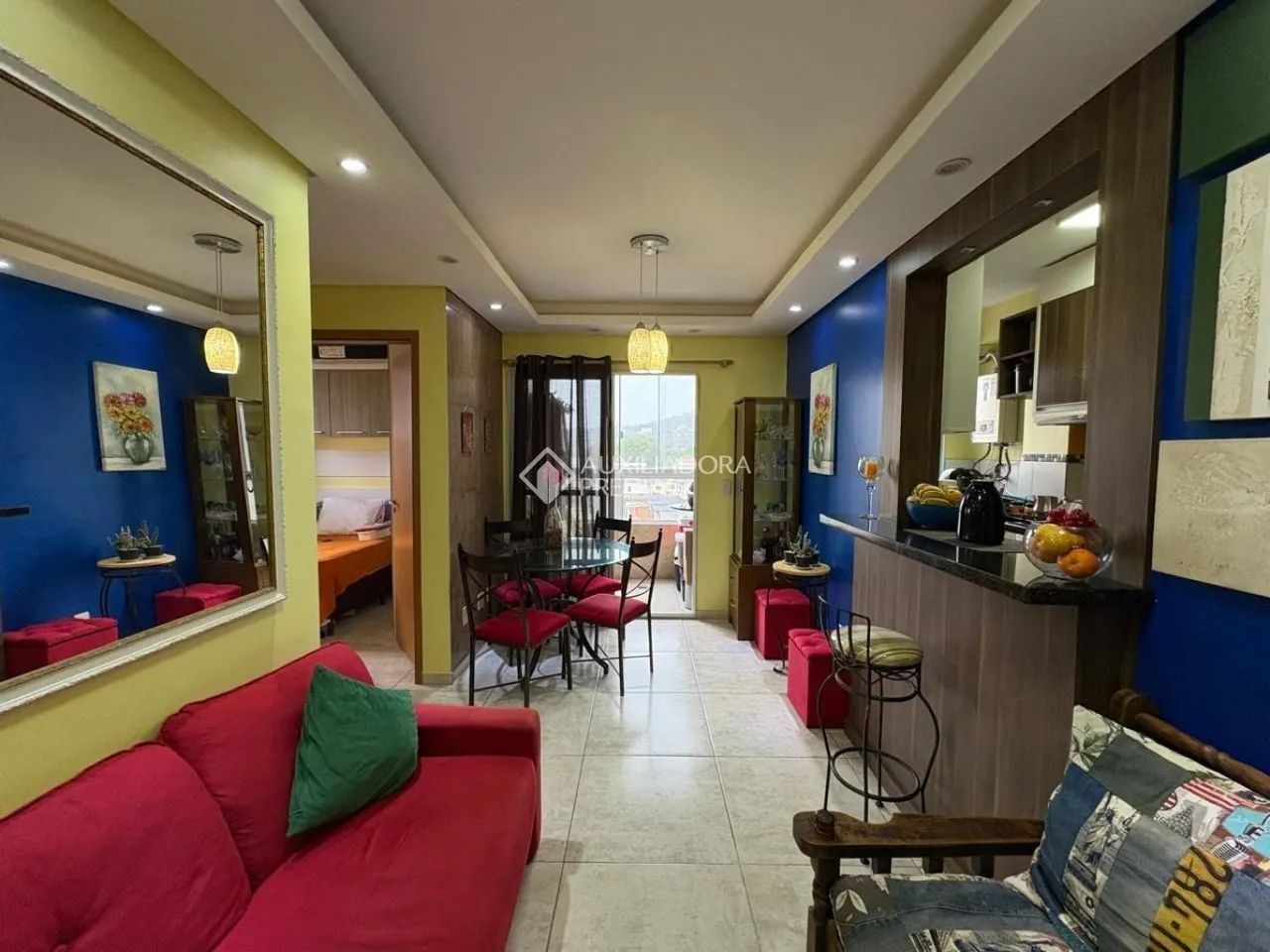 Apartamento de 2 quartos, vaga escriturada, sacada, churrasqueira, mobiliado à venda.