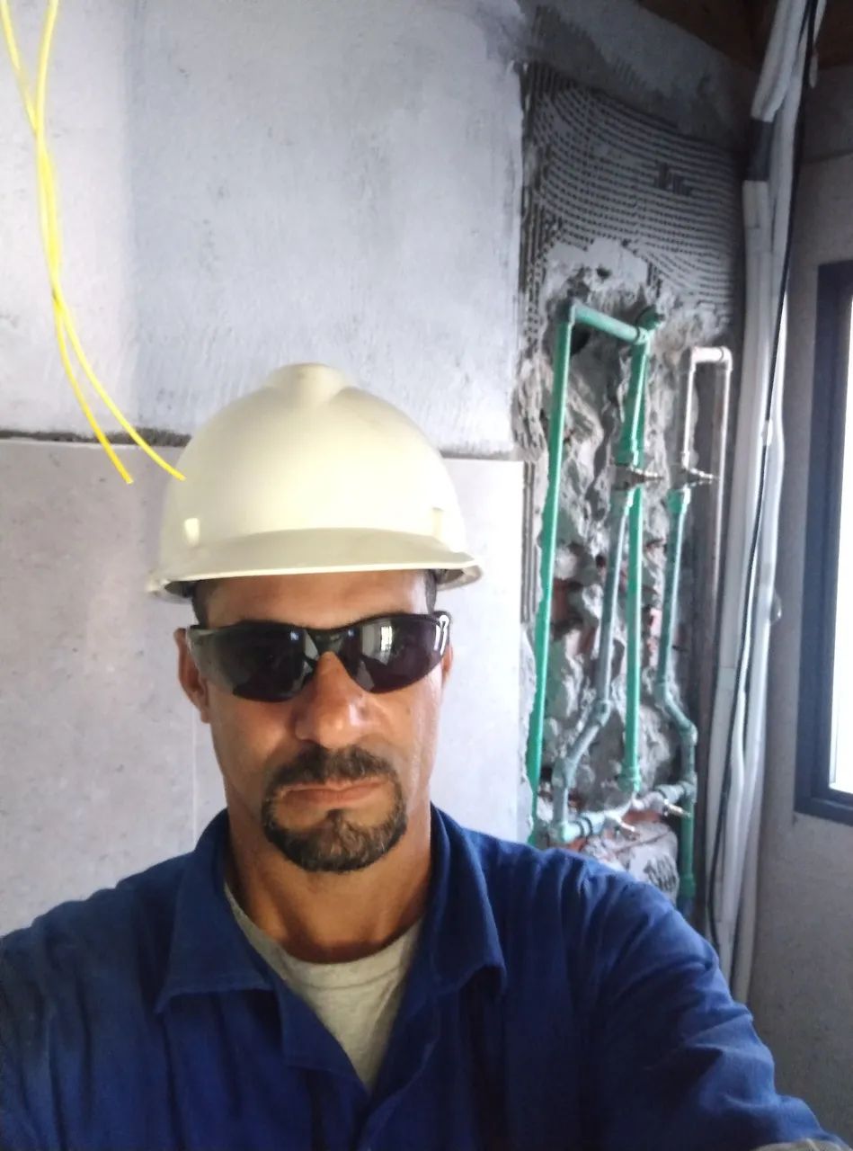Faço serviço de encanador, marido de aluguel e serviço em geral,tel *