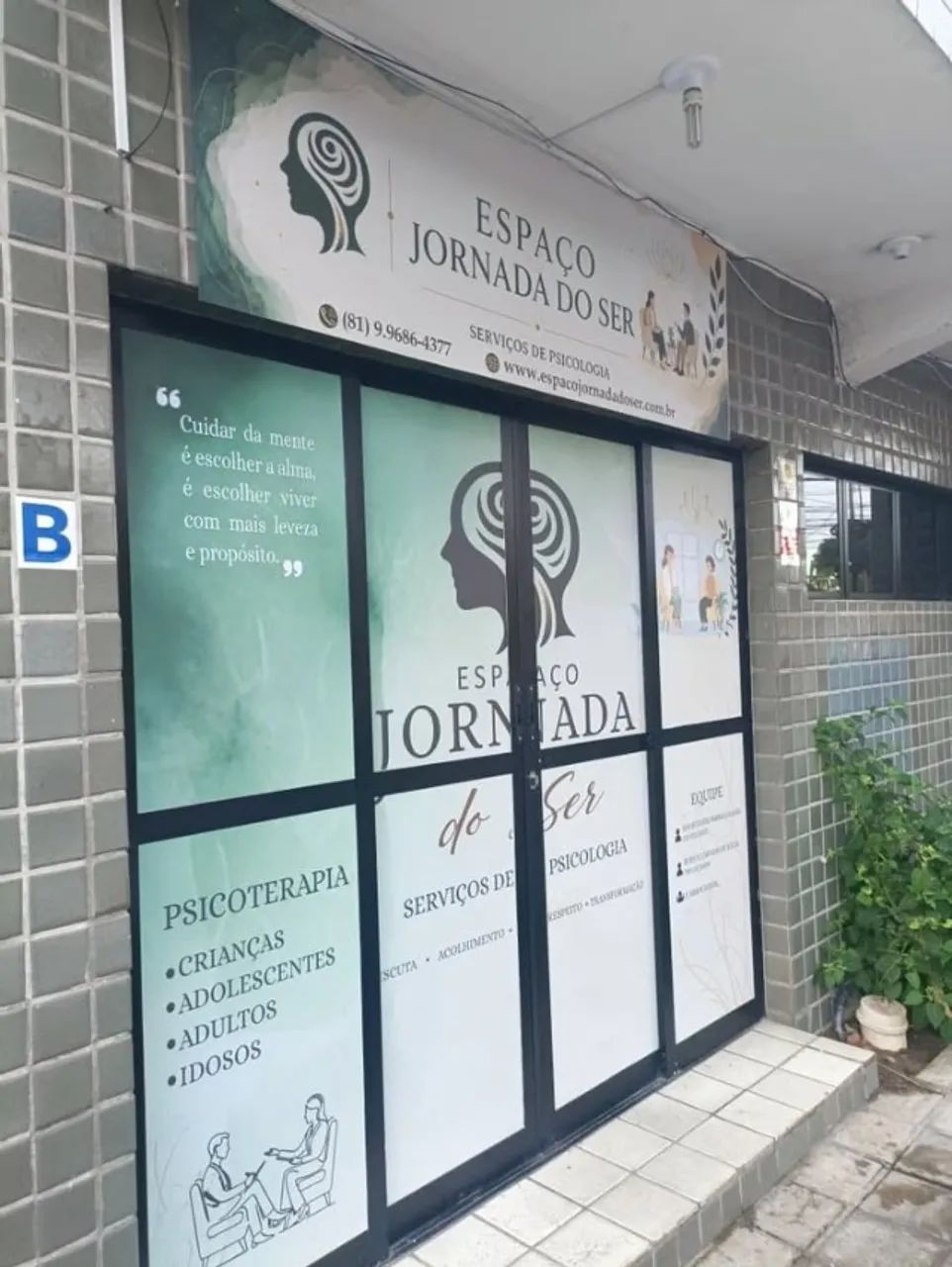 Adesivo de Vinil para Fachada e Vitrine (Sob Medida) - Foto 2