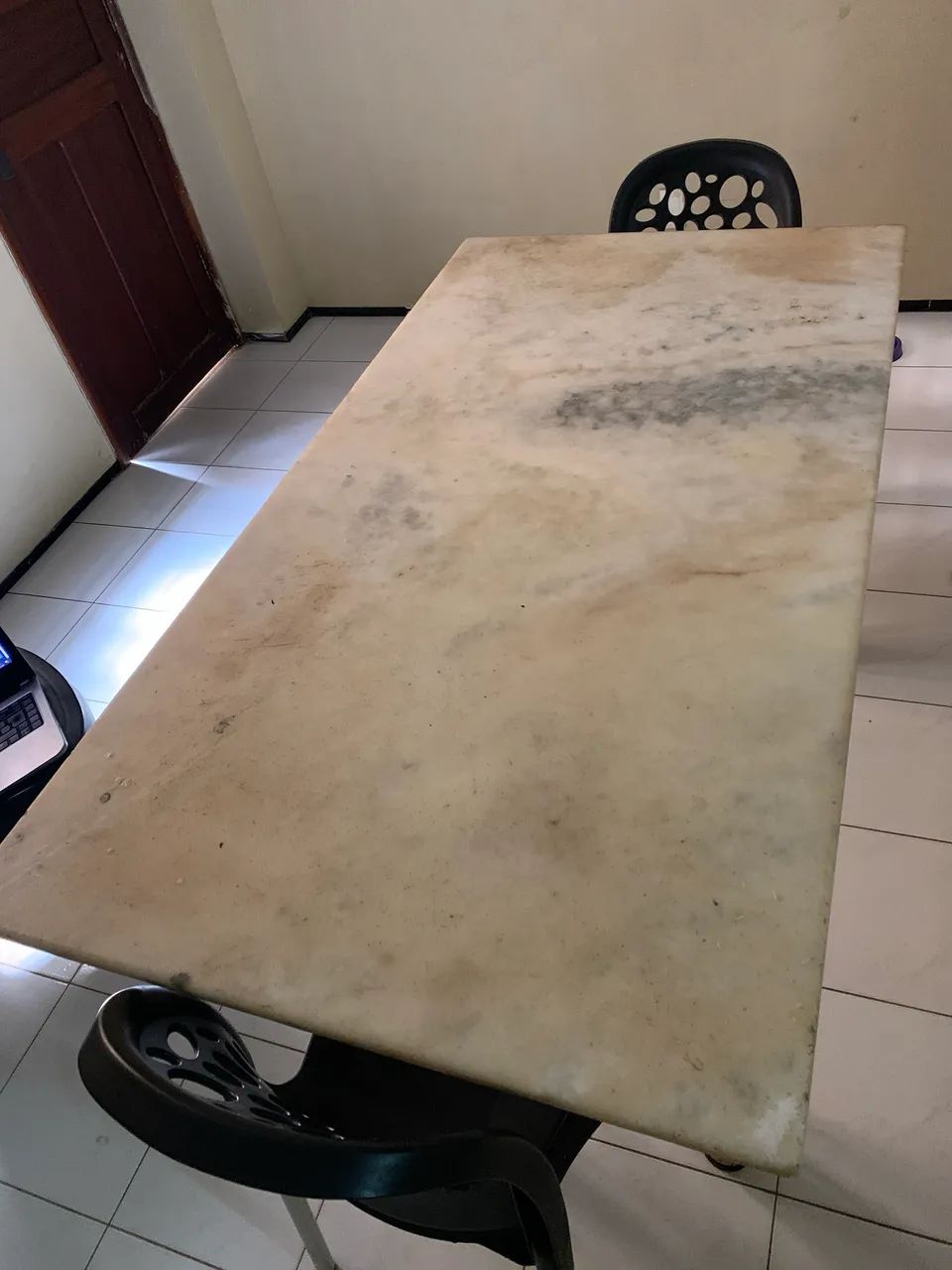 Mesa mármore grande acompanhando 4 cadeiras 
