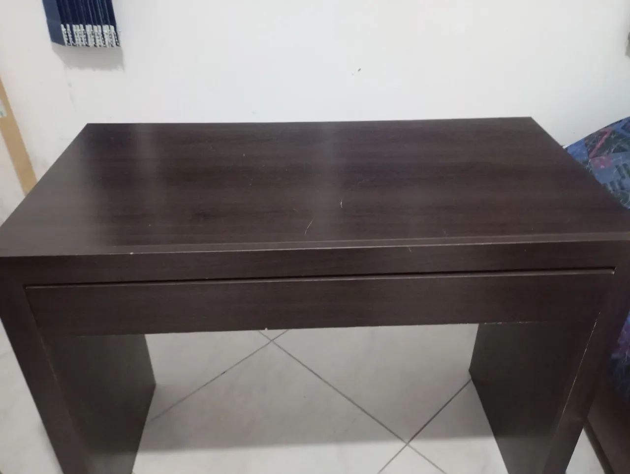 Escrivaninha com gaveta