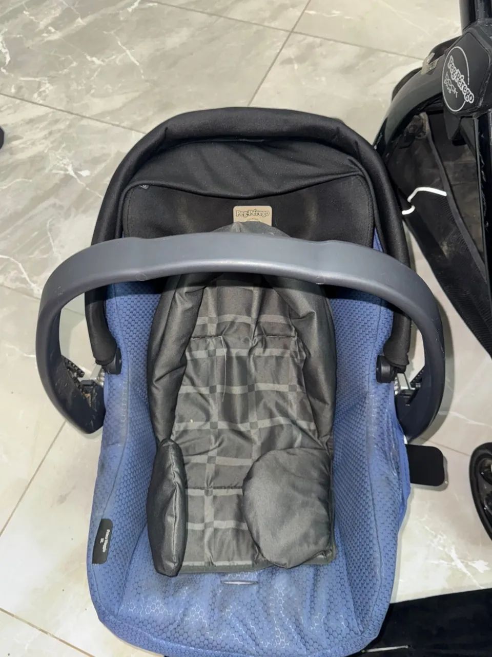 Carrinho de bebê com bebê conforto  - Foto 2