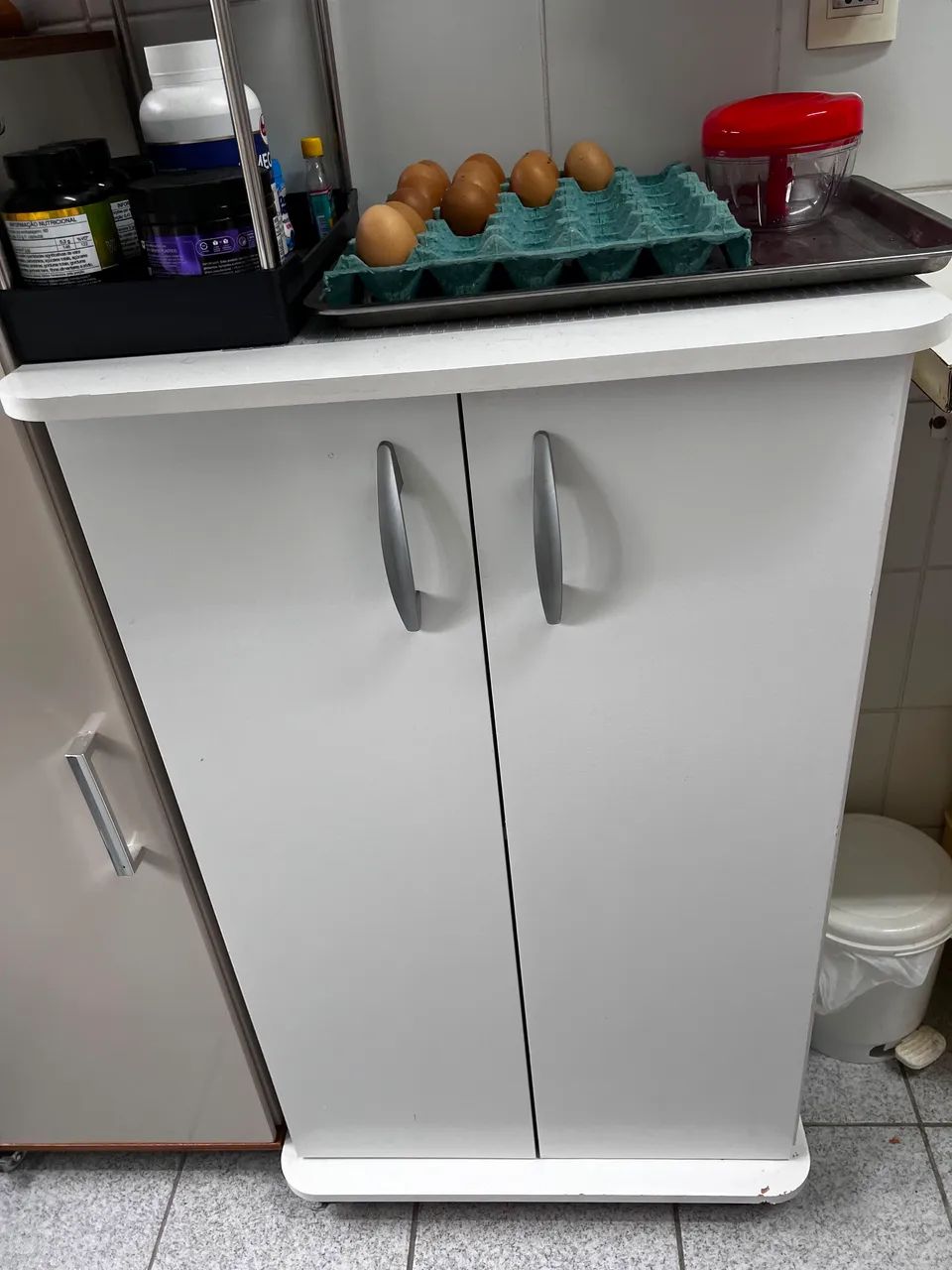 armário multiuso branco com rodinhas - Foto 3