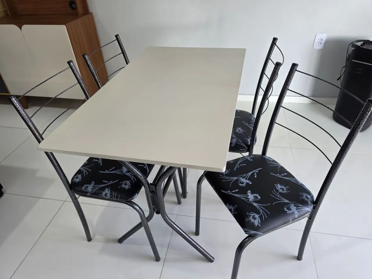MESA MDF 4 CADEIRAS NOVA - Foto 2