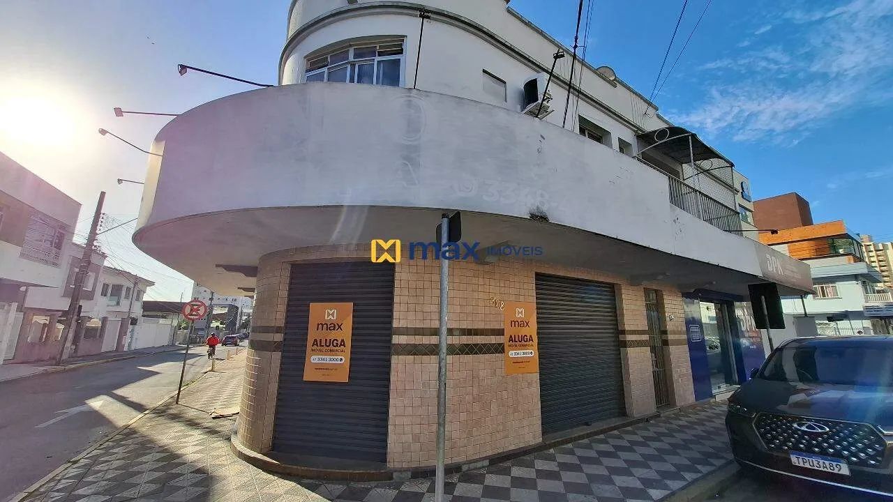 Loja comercial térrea com aproximadamente 75 m². Bairro: Centro, Itajaí.