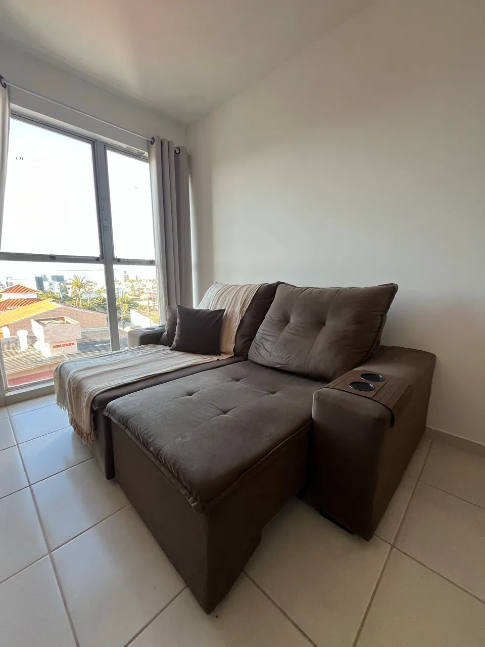 Sofá dois lugares em suede marrom