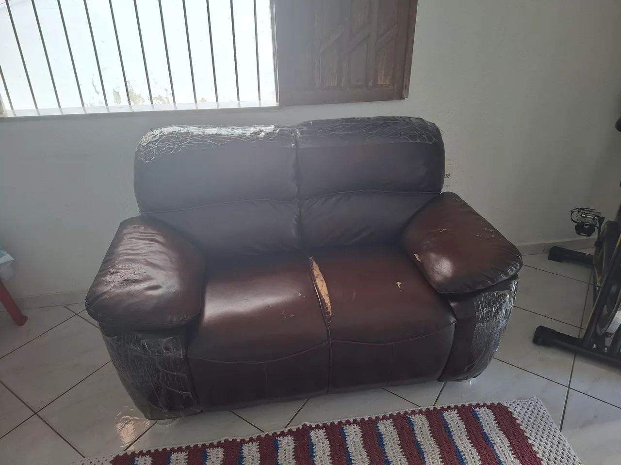 Sofá dois lugares de couro 