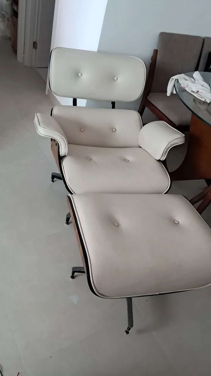 Vendo poltrona Eames 670 + puff usada.