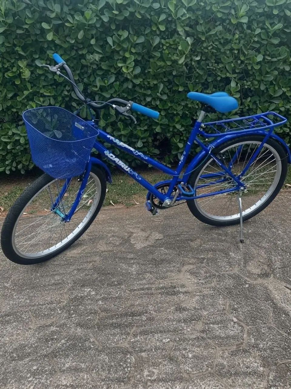 Bicicleta azul com nota
