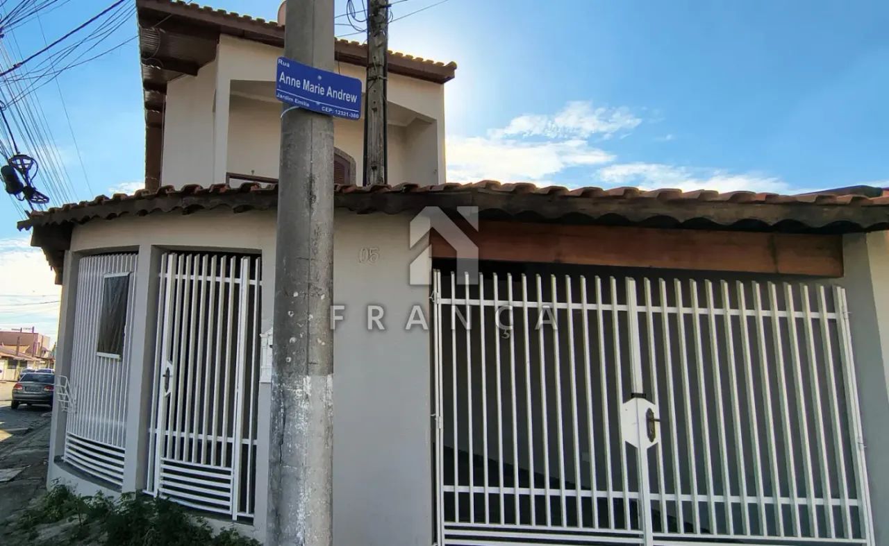 ? Sobrado de Esquina com 3 Quartos (Suíte com Sacada) e Sótão Versátil