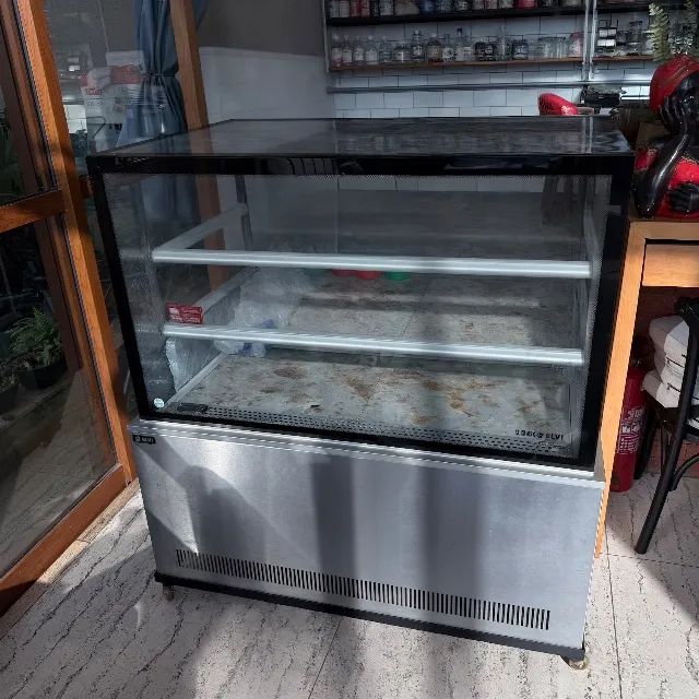 Balcão expositor Elvi VQAR-1200.
