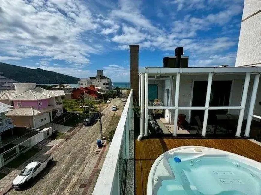 Cobertura com Jacuzzi, Vista Mar e 3 suítes na Praia dos Açores em Florianópolis.