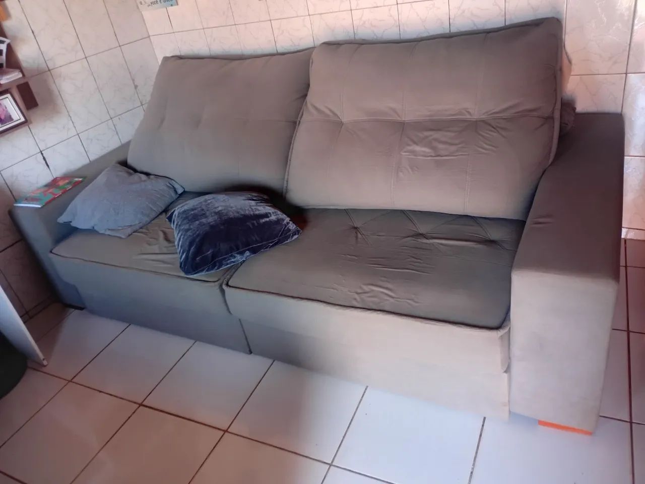 Sofá de auto nível ele nao e barato usado porem nao há avarias 