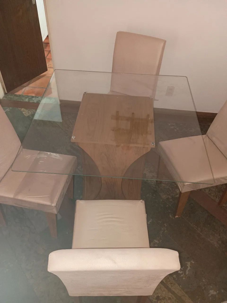 Mesa de jantar com tampo de vidro e 4 cadeiras estofadas - Foto 4