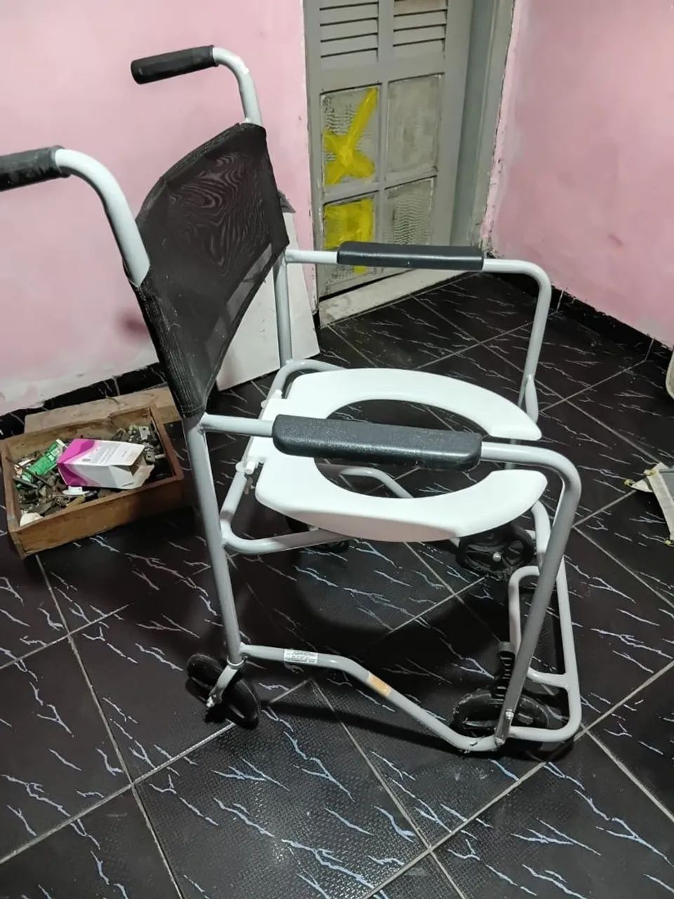 Cadeira de rodas e cadeira sanitária  - Foto 5