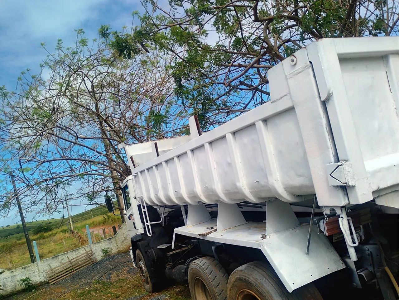 Caçamba ano 2000, vender ou trocar 