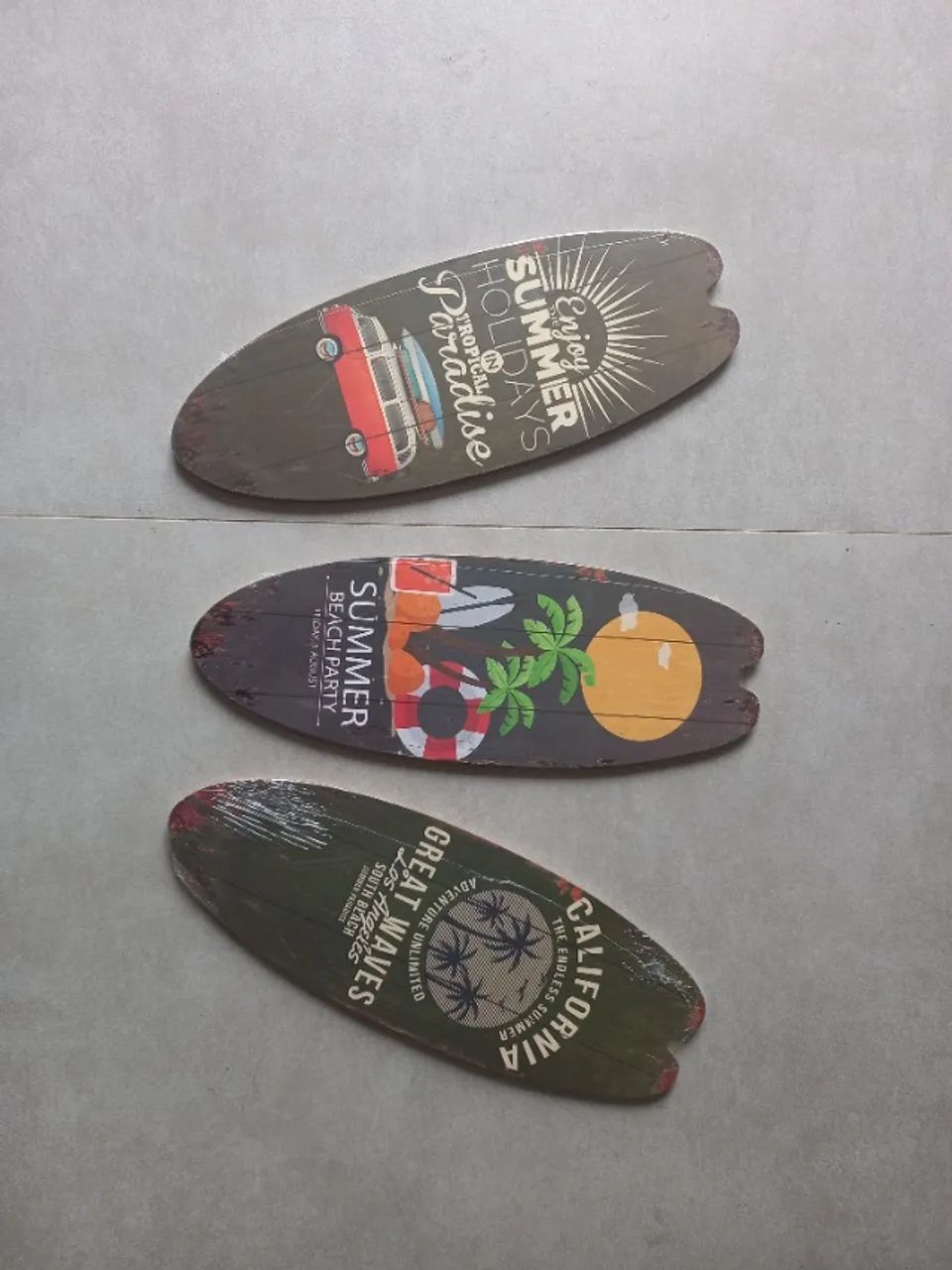 Kit com 3 quadros decorativos em forma de prancha de surf