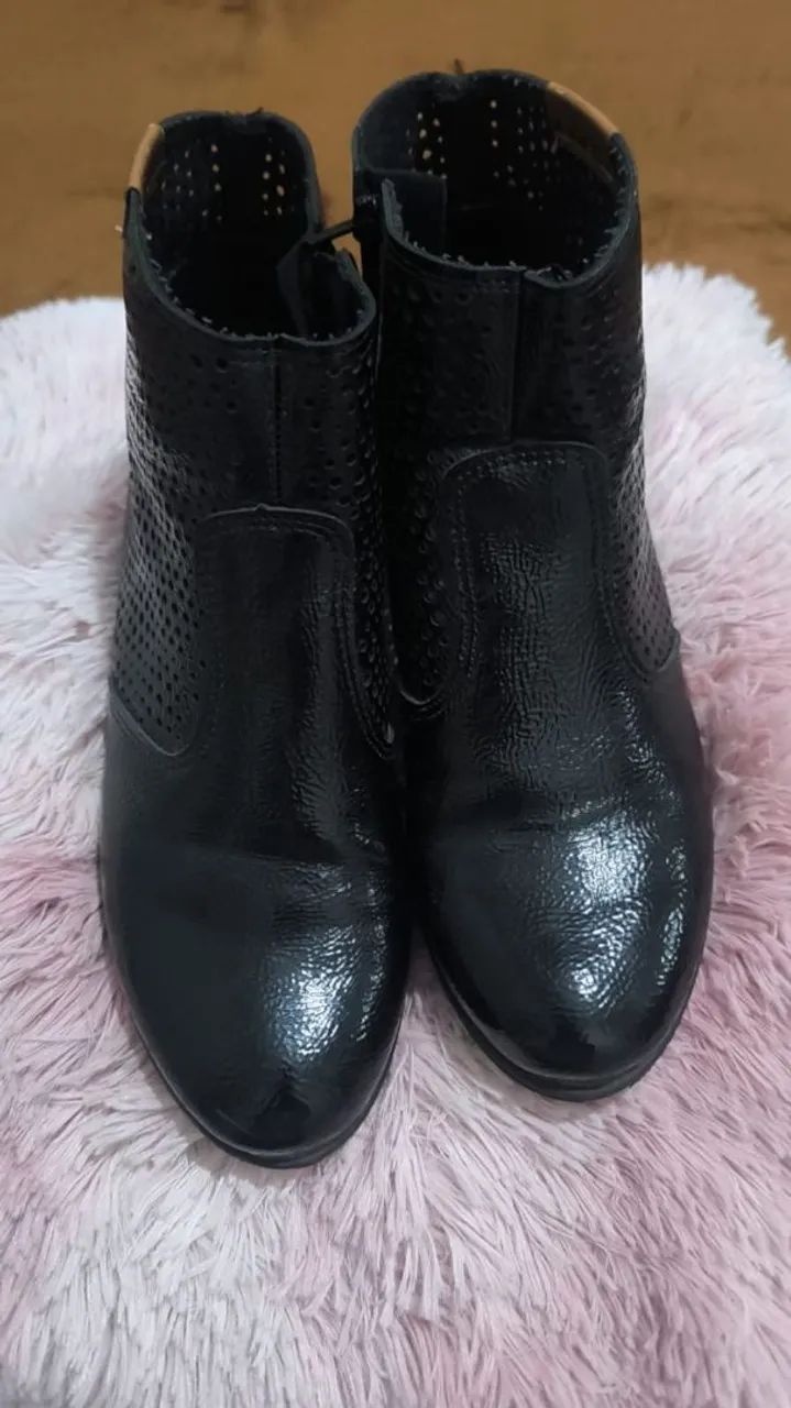 Bota de couro tamanho 37 ( Moleca)