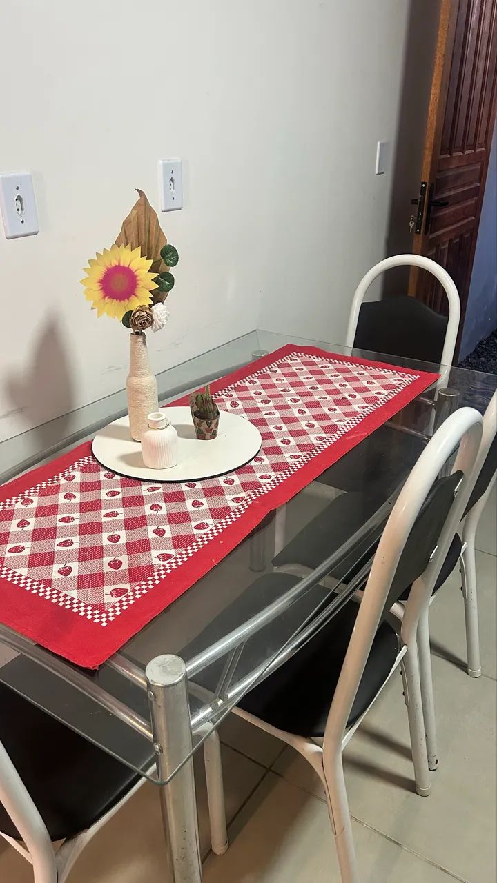 Mesa de ferro com tampo de vidro + 5 cadeiras
