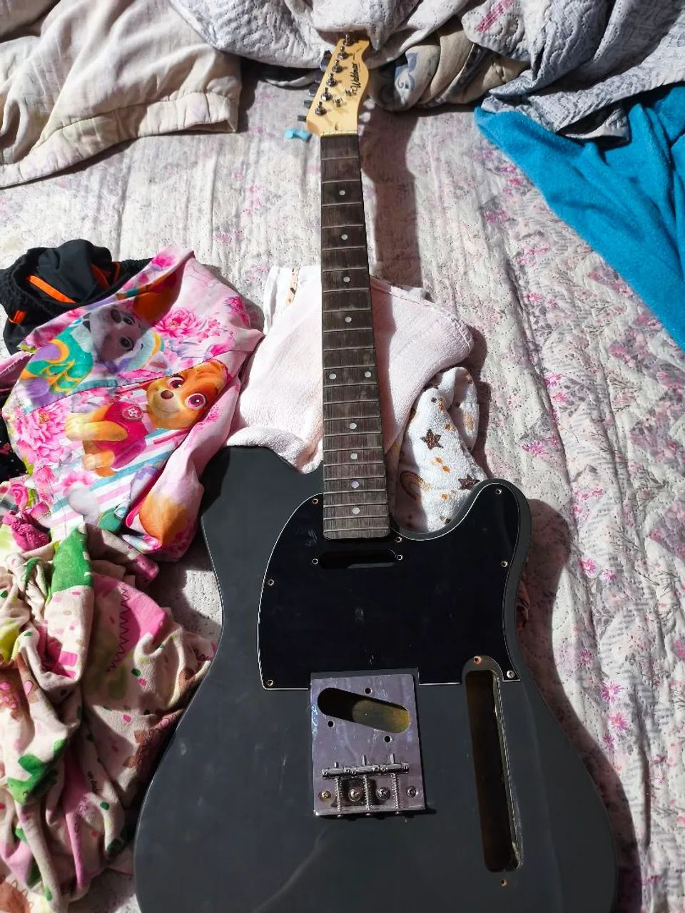 Guitarra destruída