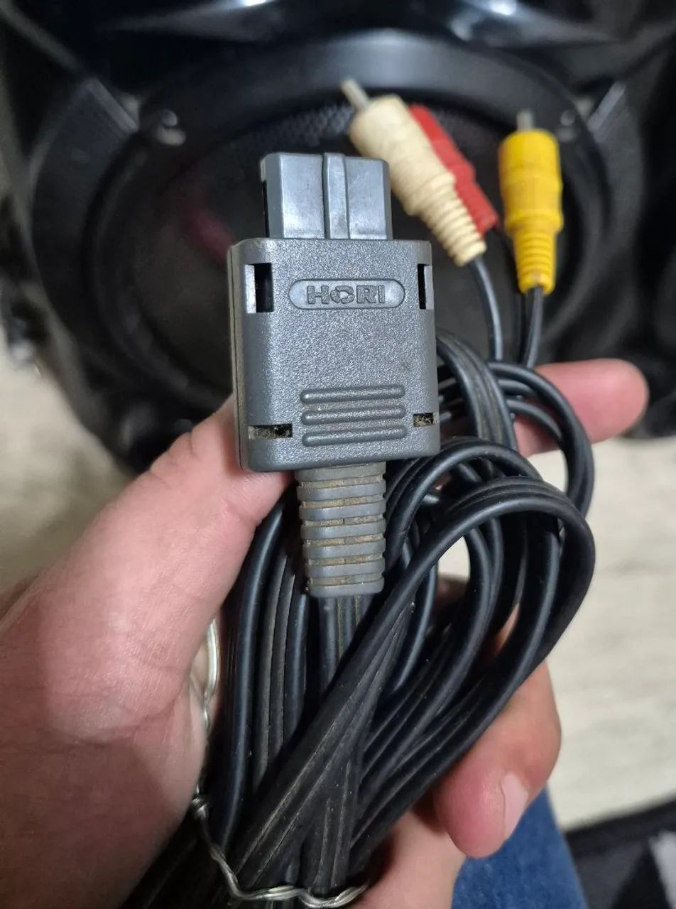 cabo de áudio e vídeo Hori compatível com consoles Nintendo.