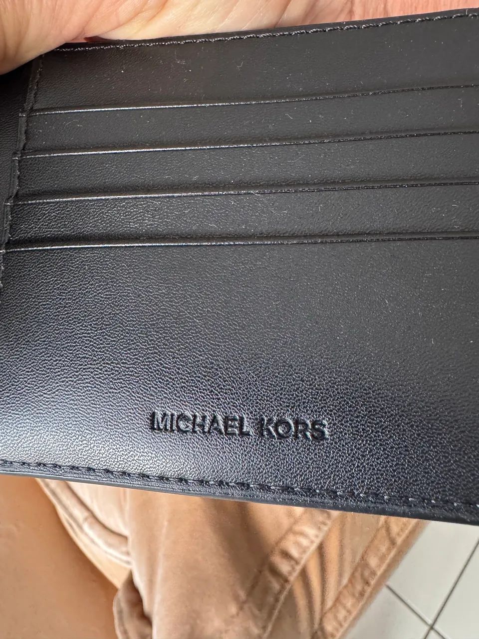 Carteira de Couro da Michael Kors comprando em New York - Foto 2
