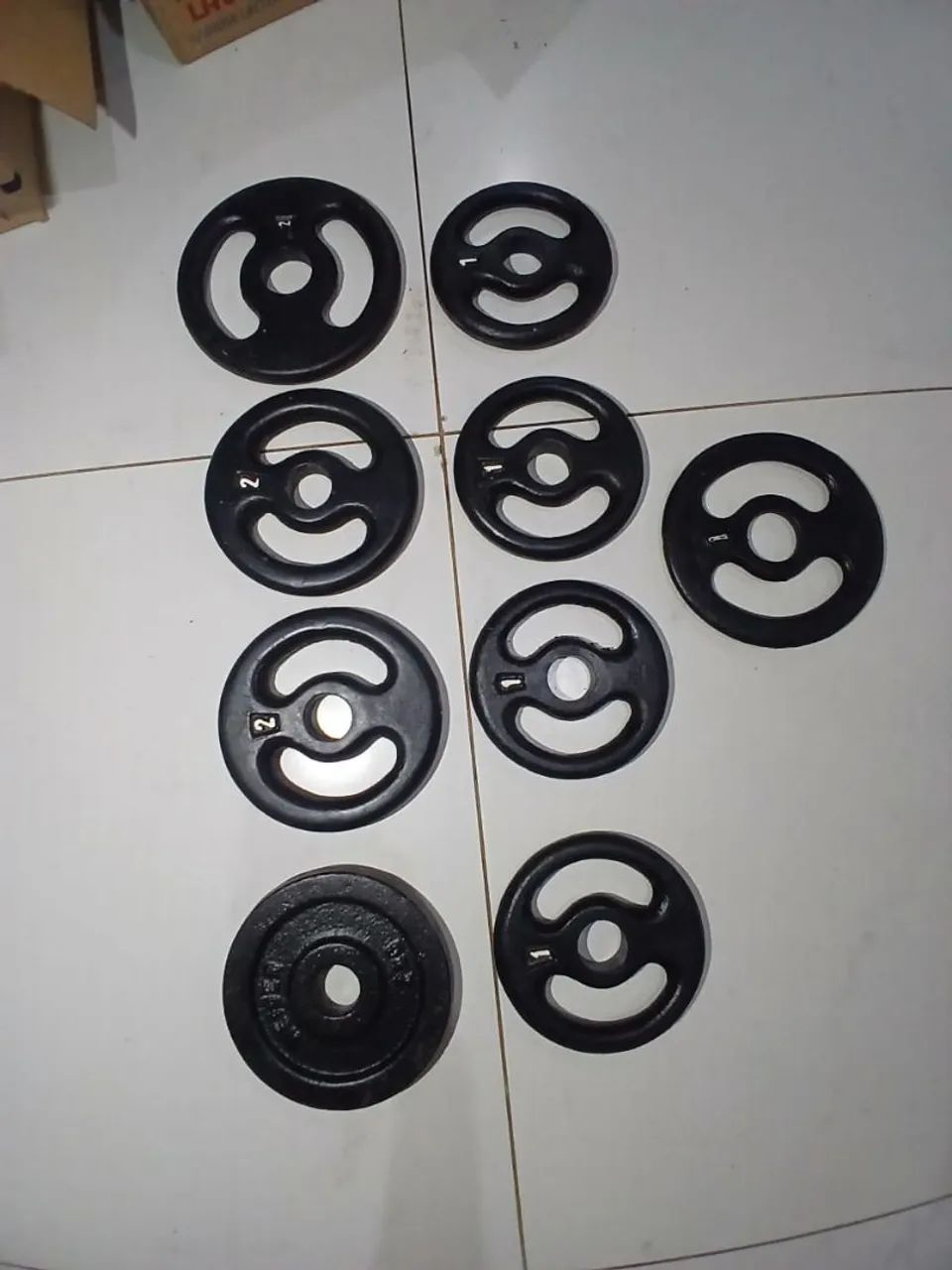 Anilhas de 1 kg e 2 kg.
