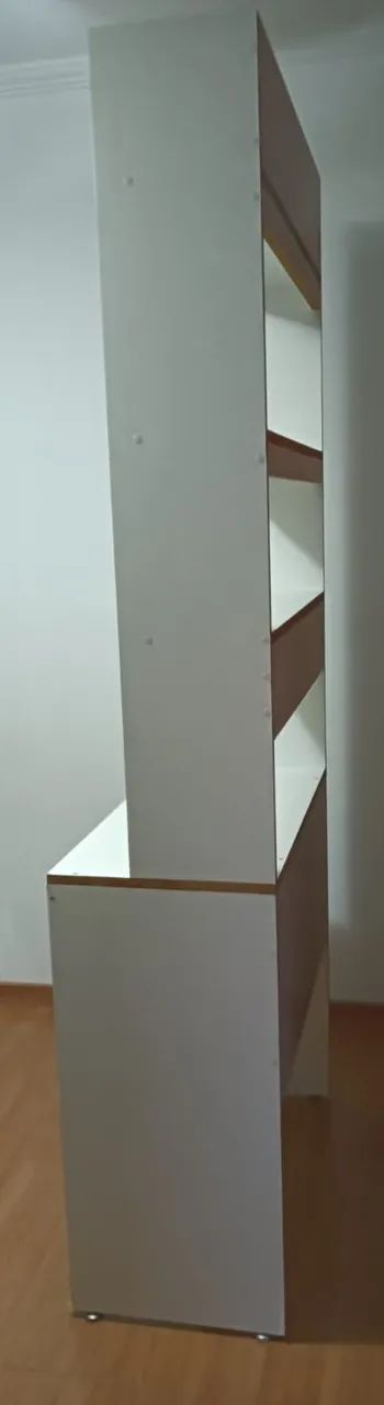 Mesa de Computador com Prateleiras em MDF - Usada