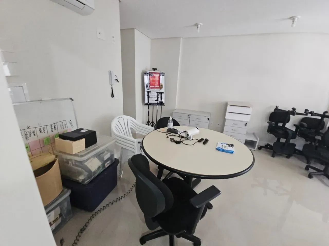 SALA COMERCIAL PARA LOCAÇÃO  55m² | MOBILIADA | 2 VAGAS DE GARAGEM - Foto 2