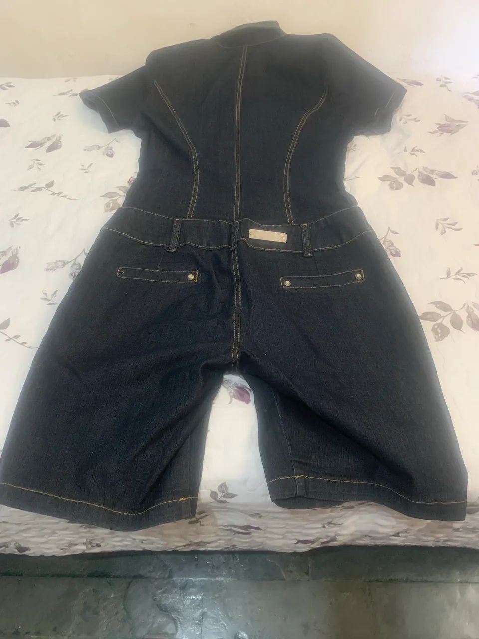 Macacão jeans escuro meia perna - Foto 2