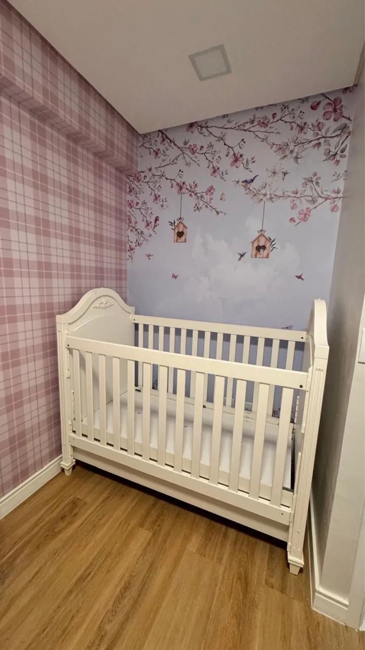 Berço branco todo em laca muito bonito 