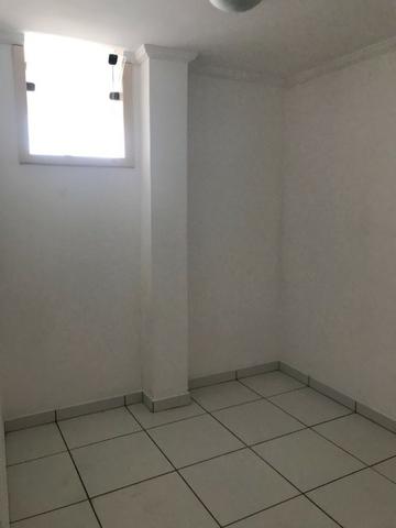 Excelente apartamento amplo,varanda, dependência completa - Foto 10