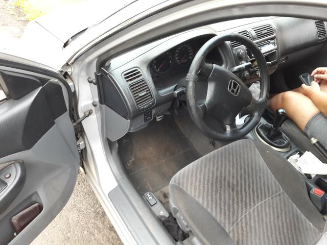 Vendo honda Civic ar gelando manual cópia de chave funciona tudo - Foto 2