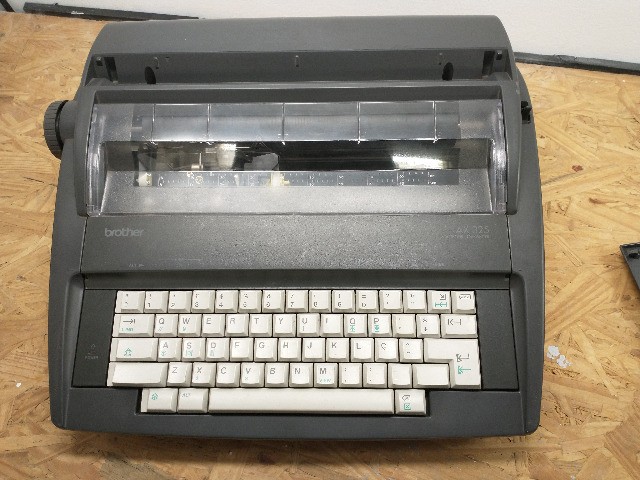 Máquina de escrever Brother AX325