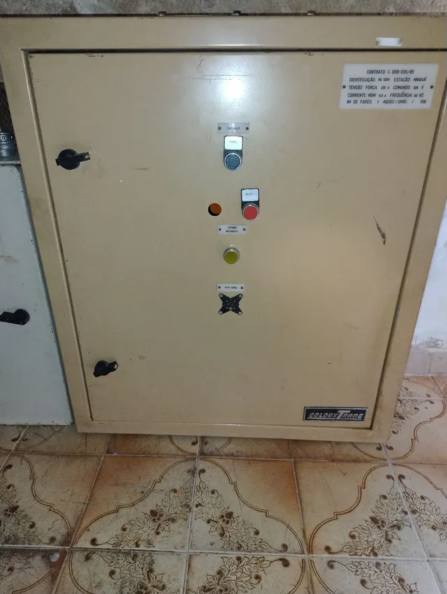 Vendo quadro elétrico vazio.