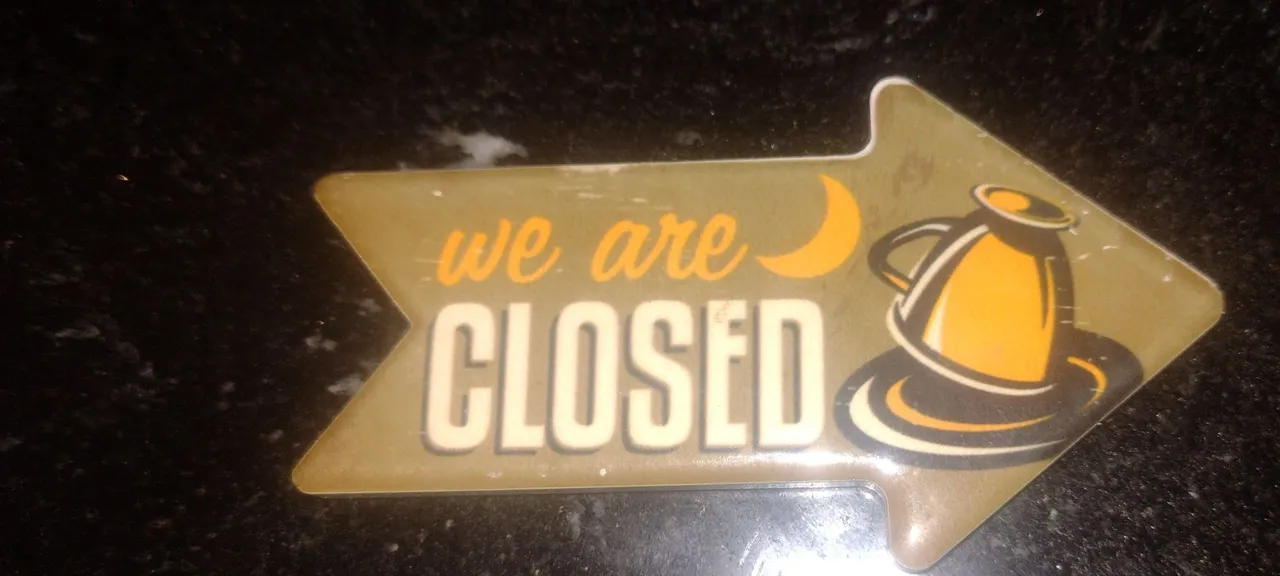Ima de seta com a frase em ingles we are closed