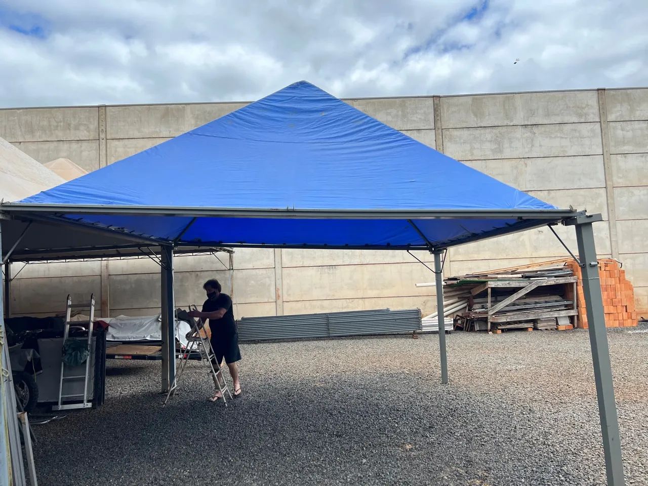 Tenda Piramide 4x4 com calha usada