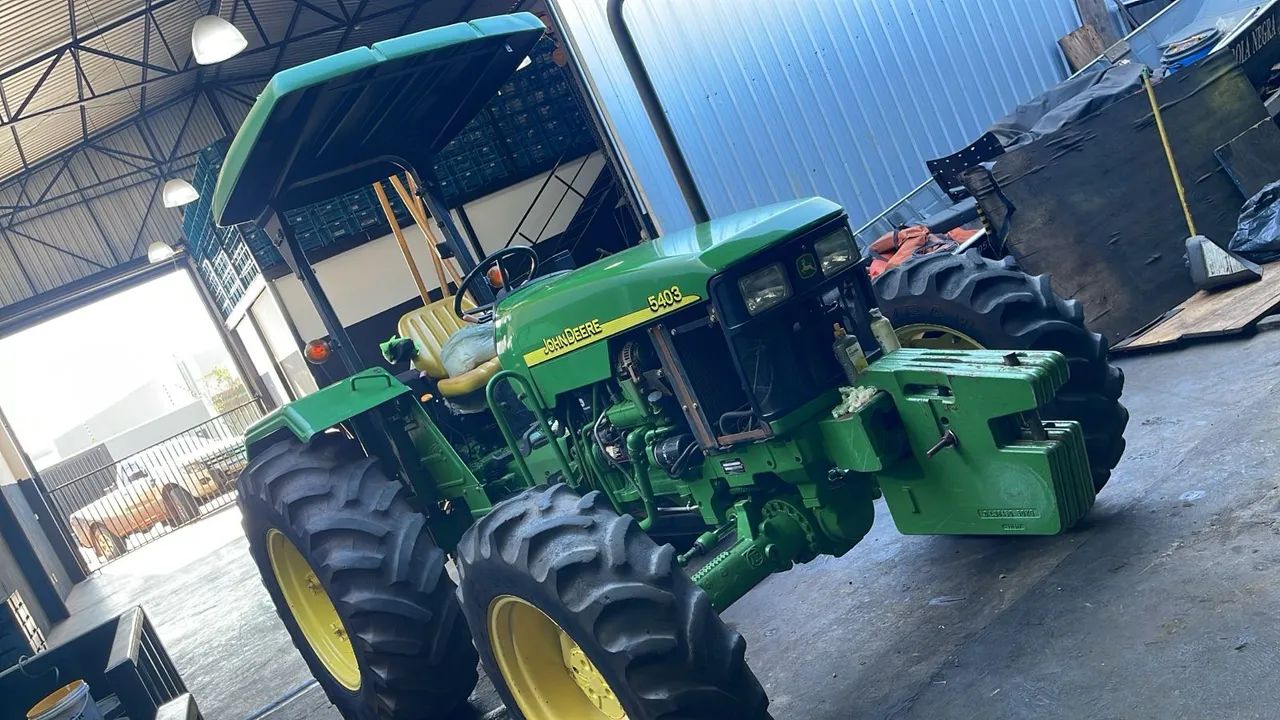 Trator John Deere 5403 2011 - impecável