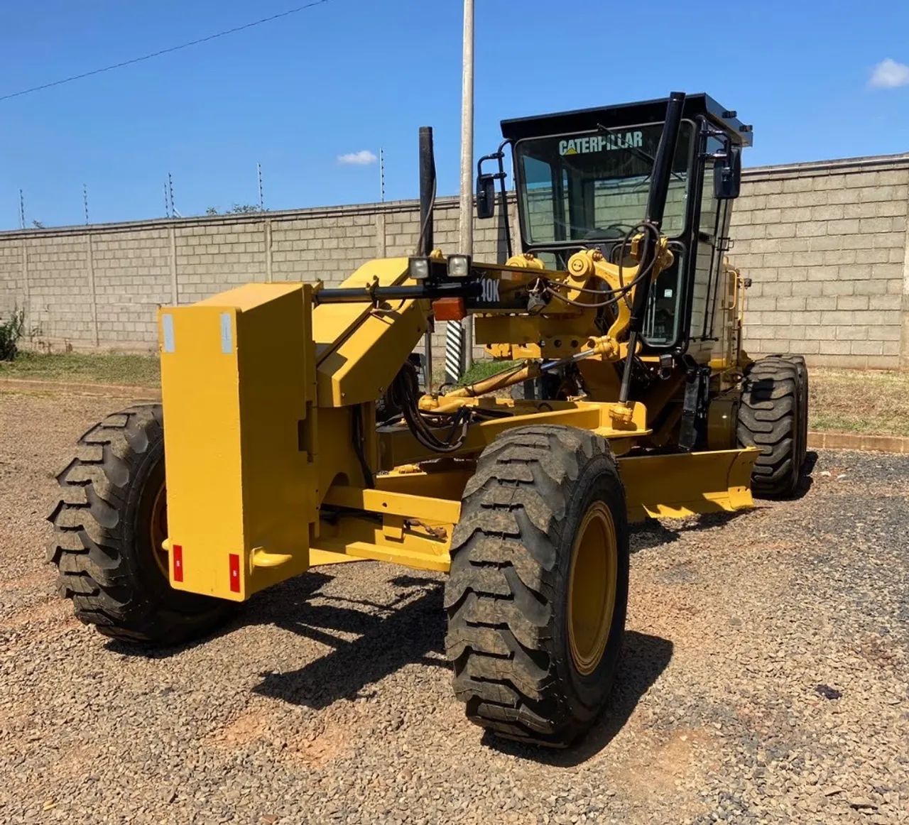 Motoniveladora Caterpillar 140K ano 2017 com 18.600 horas, em SP