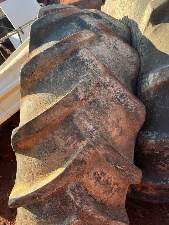 2 Pneus e 2 Rodas da colheitadeira 10.4/15-30 - Foto 4