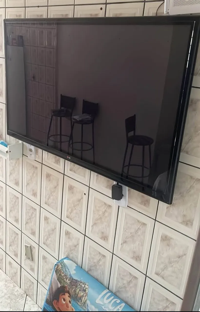 Televisão LG e cordão banhado a ouro novo pego iPhone