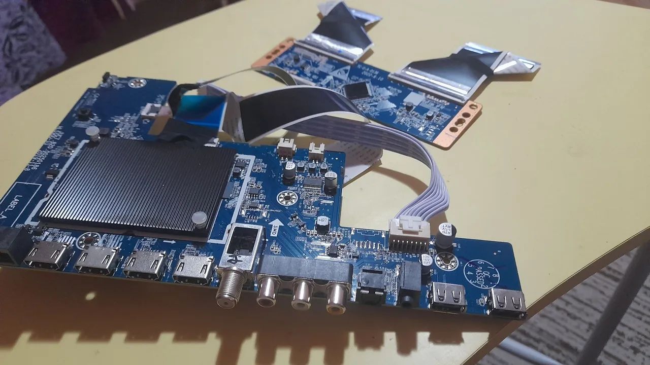 Placa principal PTV58G7PAGCSBL 4K completa como mostra a foto